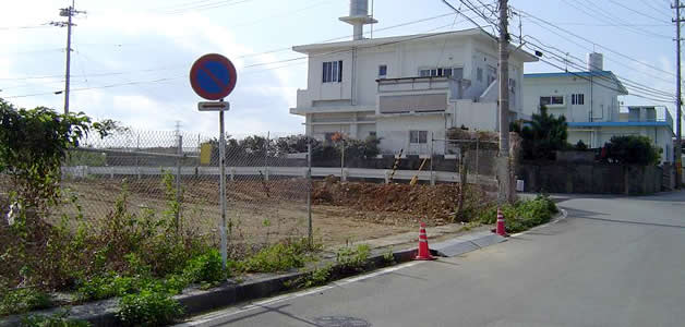 沖縄売買不動産 土地 「うるま市字赤野」の写真1。２方向道路に接する敷地なので、様々な建築計画が可能です。広々した敷地で自由な住まいを計画しましょう。。