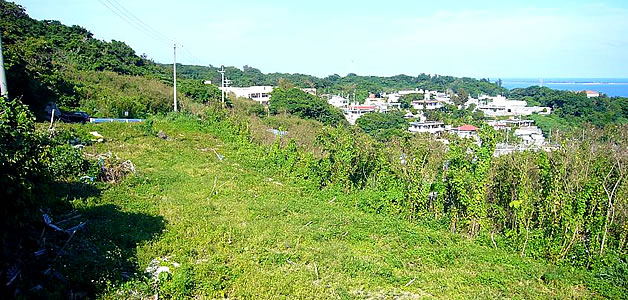沖縄売買不動産 土地「南城市知念字吉富」の写真2。この沖縄不動産の土地は更地になっていますので、住まいなどの建築物を気軽に計画できるでしょう。海を望むテラスなど形作りたいものです。。