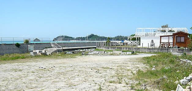 沖縄売買不動産 土地「国頭郡国頭村字鏡地」の写真2。防波堤の先には青い海が望める土地。なので2階建ての2階部分からも、平屋の場合でも屋上部分からなら青い海を望むことができることでしょう。海を近くに感じる生活を実現してみませんか？。