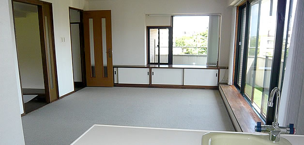 沖縄売買不動産 中古一戸建て「うるま市みどり町3丁目」の写真2。簡易流しのある部屋もあり、またバスが2ヶ所とトイレが5ヶ所もあるので、2世帯住宅としても活用可能。もちろん運用次第ではそれ以上の世帯数も対応できるかも？。